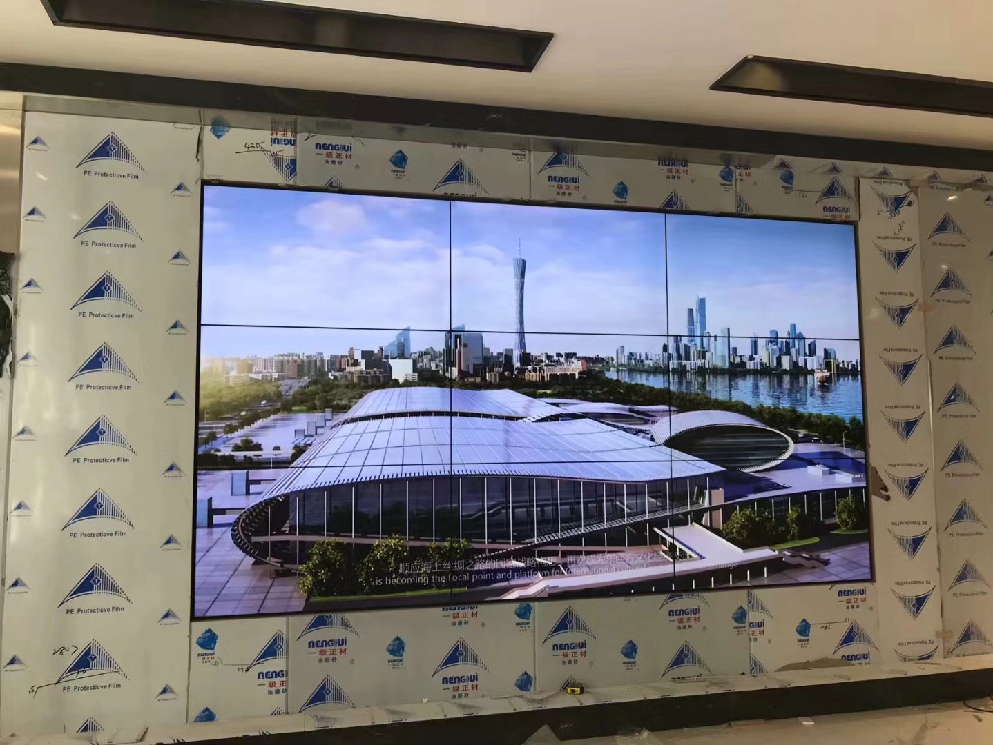 液晶拼接墻畫(huà)面閃爍，出現(xiàn)亂碼是什么原因？